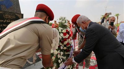 وضع أكاليل الزهور علي النصب التذكاري بمحافظة السويس