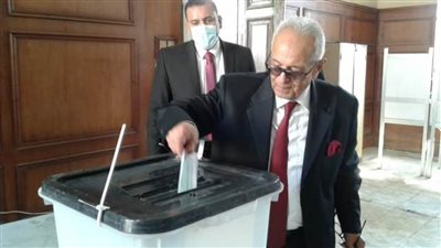 أبو شقة يدلي بصوته بانتخابات النواب في الدقي