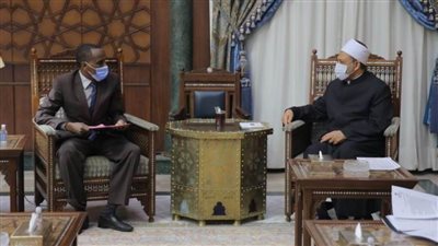 سفير تشاد لشيخ الأزهر: اللغة العربية أصبحت مساوية للفرنسية
