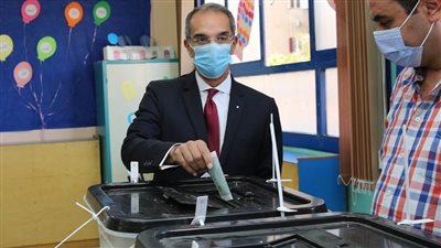 وزير الاتصالات يدلي بصوته في انتخابات مجلس النواب بمدينة الشيخ زايد