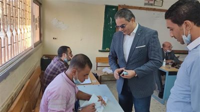 نقيب الإعلاميين يدلي بصوته في انتخابات مجلس النواب 