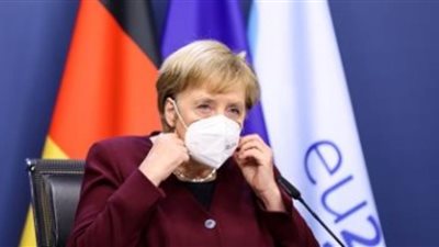 ميركل تطالب الألمان بالبقاء في منازلهم بعد تزايد الإصابات بـ