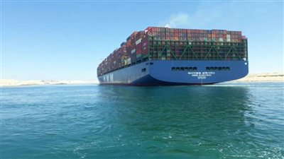 عبور أكبر سفينة حاويات في العالم تعمل بالغاز الطبيعي لقناة السويس