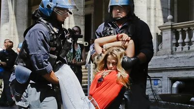 إيطاليا... مواجهات بين الشرطة ومتظاهرين ضد حظر التجول