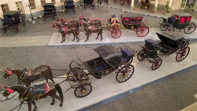 العناني يتفقد متحف المركبات الملكية تمهيدا لافتتاحه الوشيك