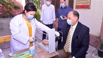 محافظ أسيوط يتفقد حملة 100 مليون صحة باللجان الانتخابية