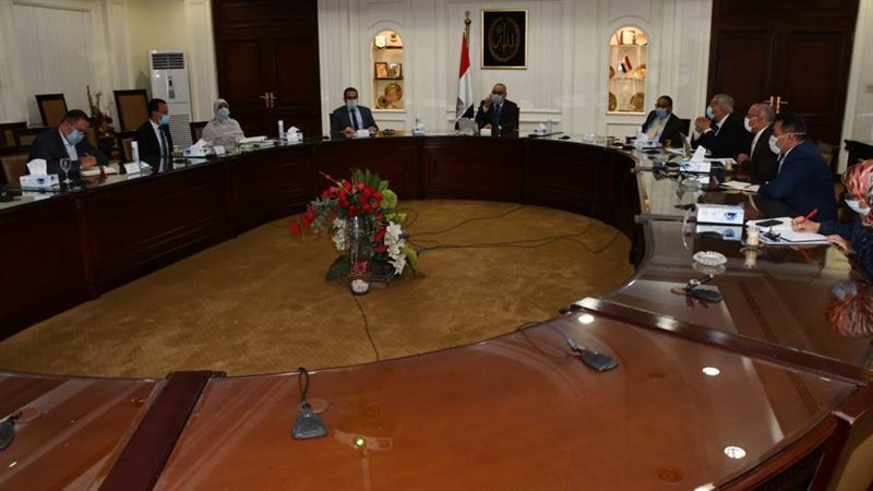 وزير الإسكان يستعرض
