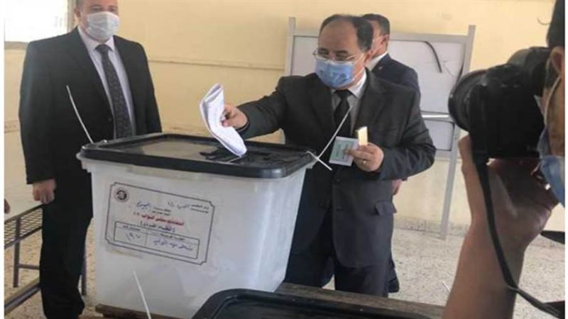 وزير المالية يدلى