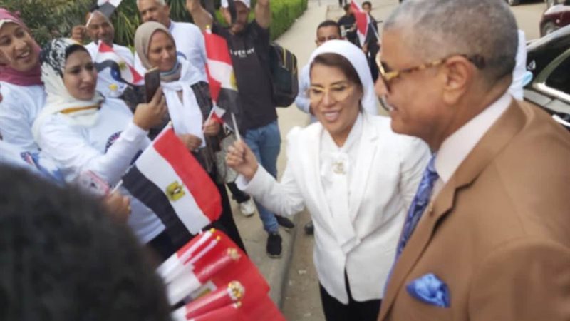 مسيرات بالأعلام في