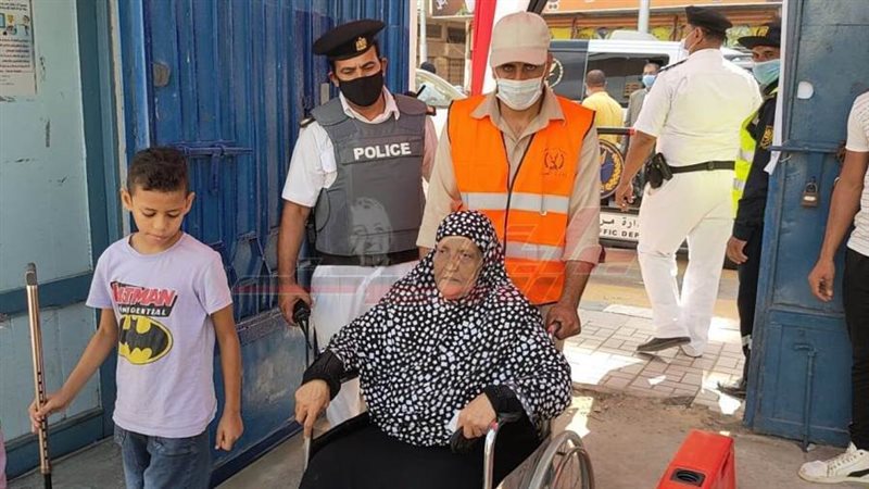 مساعدة مسنة في دخول