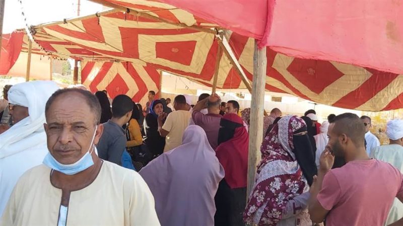 توافد المواطنين على