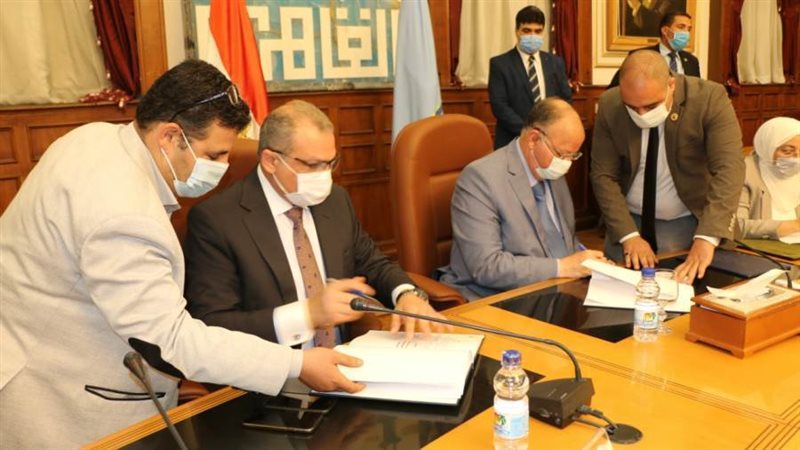 محافظ القاهرة يوقع