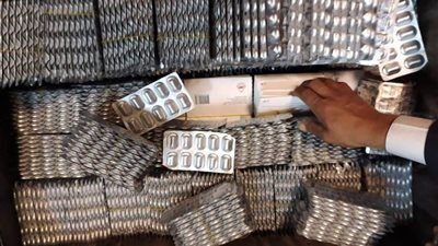 جمارك مطار القاهرة تحبط محاولتي تهريب أقراص مخدرة وكمية من الشعر الطبيعي