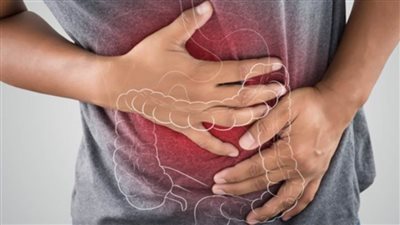 طبيب يكشف نسبة المصريين الذين يعانون من القولون العصبي (فيديو)