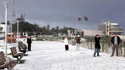 ثلوج واقتلاع الأشجار وتحطم السيارات من شدة الرياح والأمطار في ليبيا