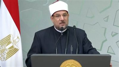 وزير الأوقاف يهدي الرئيس السيسي كتابين خلال احتفالية المولد النبوي الشريف