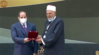 الرئيس السيسي يكرم عددًا من العلماء خلال احتفالية المولد النبوي الشريف