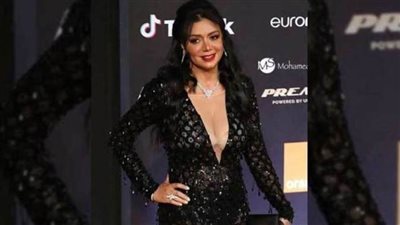 رانيا يوسف تشعل معامل البجث 