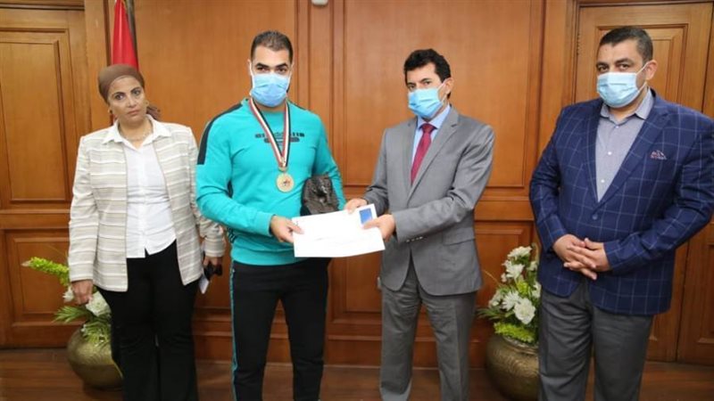 وزير الرياضة يكرم