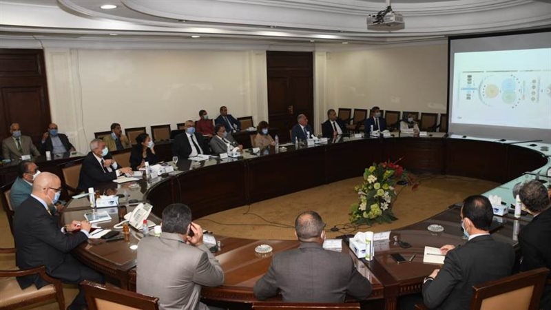 وزير الإسكان يستعرض