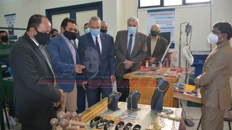 الهجان يتفقد مدرسة