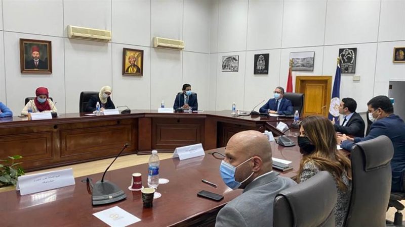 اجتماع الوزير بالشركة