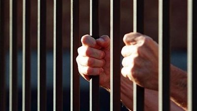 النيابة تأمر بحبس متهم بقتل زوجته وابنتيه عمدًا بسوهاج