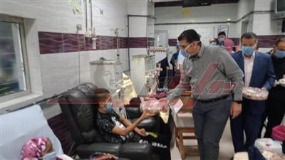 توزيع حلوى المولد النبوى على الأطفال المرضى بمستشفى بنها الجامعى