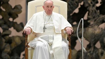 البابا فرنسيس يتعهد بمحاربة الفساد لكنه يتوقع معركة صعبة