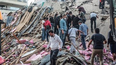 تزايد أعداد قتلى ومصابي زلزال أزمير التركية 