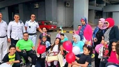 ضابط شرطة يحتفل بعيد ميلاد فتاة معاقة لا يعرفها مع أصدقائها
