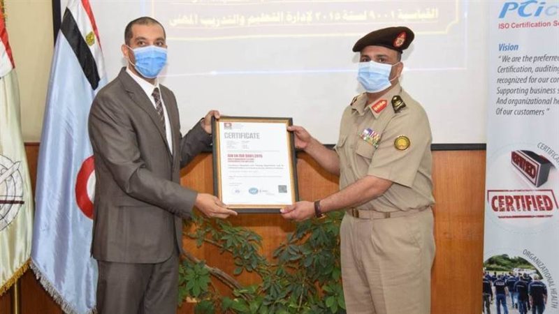 لحظة استلام شهادة