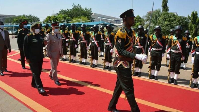 رئيس الأركان يستعرض