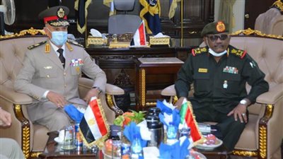 رئيس الأركان يبحث مع وزير الدفاع السوداني ورئيس هيئة الأركان أوجه التعاون بين البلدين