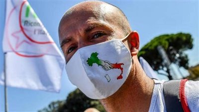 نزول المتظاهرين إلى شوارع روما للاحتجاج على الإجراءات الأخيرة