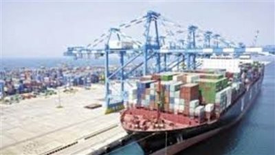 نشاط في حركة السفن والشاحنات والبضائع بميناء الإسكندرية  