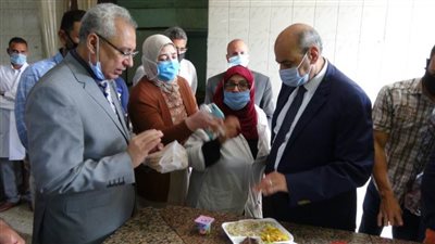 رئيس جامعة المنيا يتابع تجهيز الوجبات الغذائية للطلاب