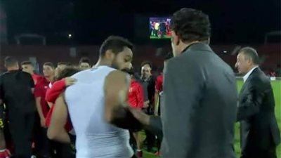 خاص.. الأهلي يدرس قرار جديد ضد محمد فضل بعد أزمة كهربا