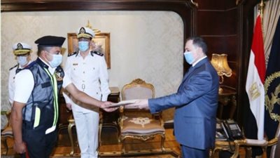 وزير الداخلية يكرم أمين شرطة بالقاهرة أساء له طفل المرور