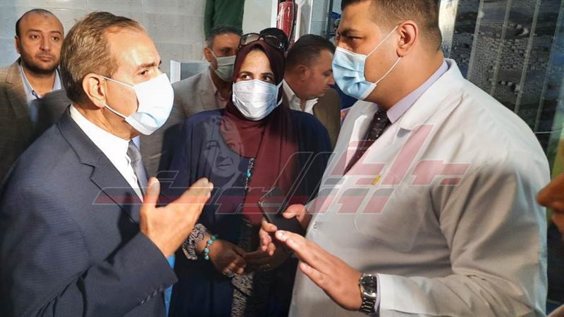 مدير المستشفي والمحافظ