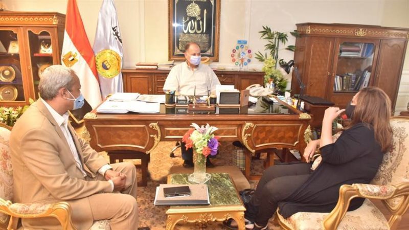 محافظ أسيوط ومسئولي