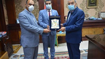 محافظ المنيا يكرم متدربي البرنامج الرئاسي لتأهيل التنفيذيين للقيادة 