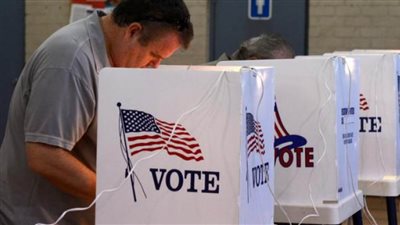 نيويورك تايمز: الشعب الأمريكي يختار الرئيس الأجدر لمواجهة كورونا والبطالة