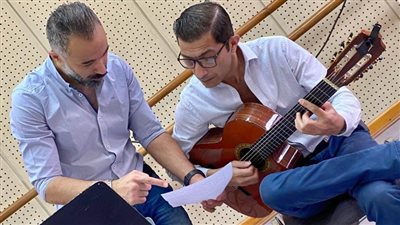 بروفات مكثفة لجيتار وحيد ممدوح بكواليس مهرجان الموسيقى العربية