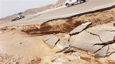 إعادة الحركة المرورية على طريق سفاجا/سوهاج بعد إصلاحه