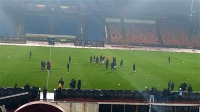 لاعبو الزمالك يعاينون أرضية ستاد القاهرة 