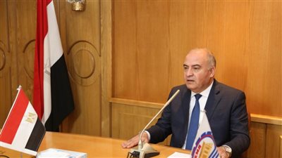 تنفيذي قنا يناقش مشروعات رصف الطرق 