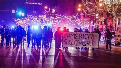 متظاهرون في مينيابوليس يحملون لافتة 