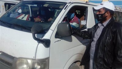 حملات مكثفة بالمواقف لمتابعة التزام السائقين بارتداء الكمامات بالبحيرة