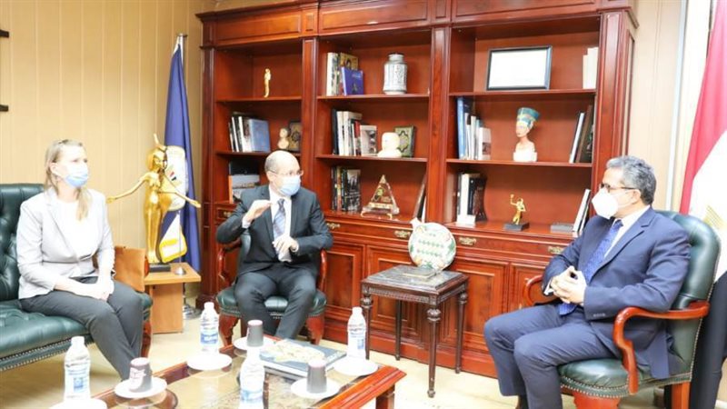 العنانى وسفير المجر